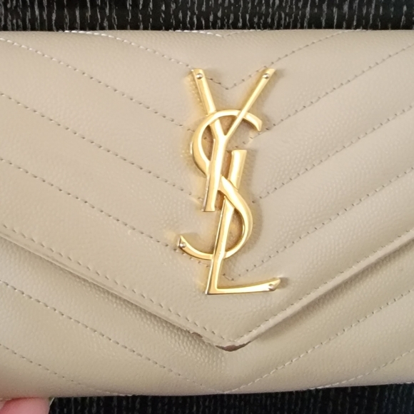 Yves Saint Laurent Handbags - YSL Quilted pebble grained calfskin wallet in BEIGE. Logo plaque at face.